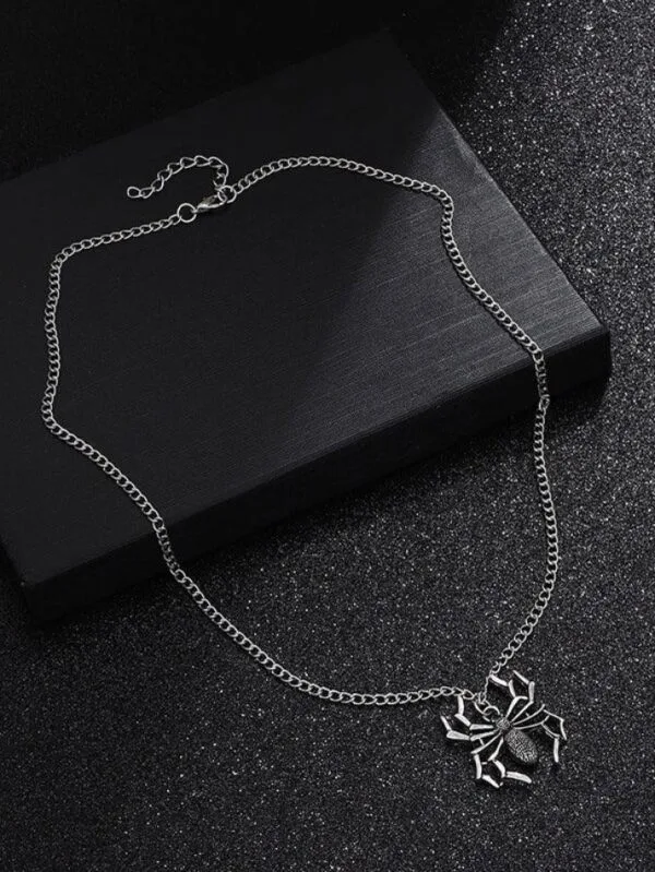 Collier Araignée En Argent : Un Bijou Gothique Élégant Et Audacieux.