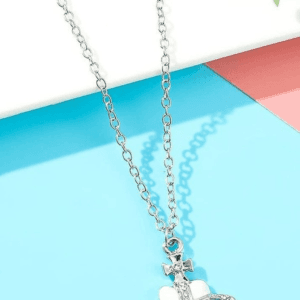 Collier Argenté Avec Pendentif Épique En Forme Dépée, Pour Un Style Moderne Et Audacieux.