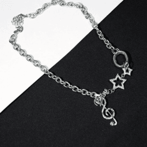 Collier Argenté Élégant Avec Charms Musicaux Et Étoiles, Parfait Pour Les Amoureux De La Musique.