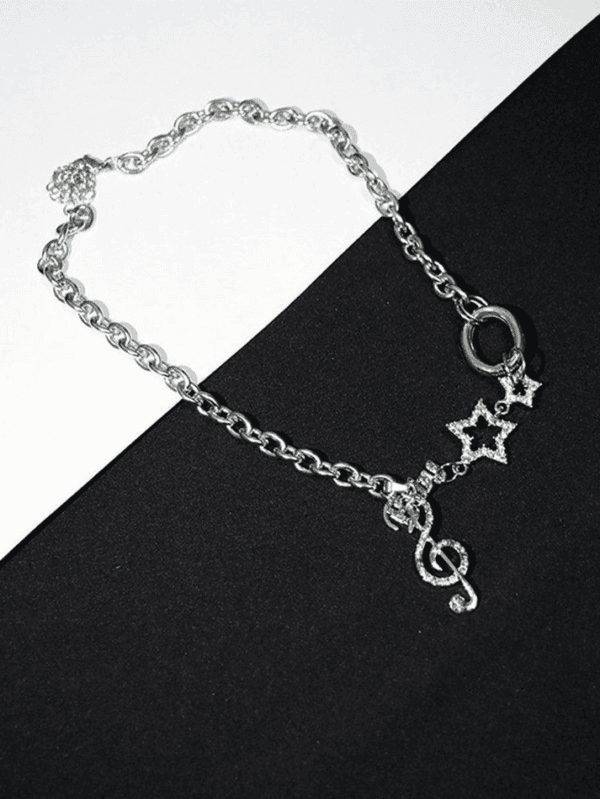 Collier Argenté Élégant Avec Charms Musicaux Et Étoiles, Parfait Pour Les Amoureux De La Musique.