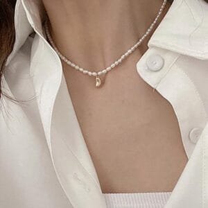 Collier En Perles Délicates Avec Charme Doré, Style Chic Et Élégant.