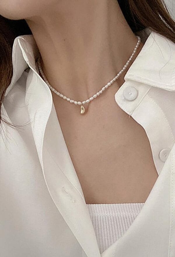 Collier En Perles Délicates Avec Charme Doré, Style Chic Et Élégant.