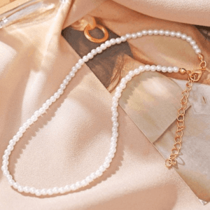 Collier En Perles Et Parfum Coco Chanel, Symbole Délégance Française Et De Luxe.