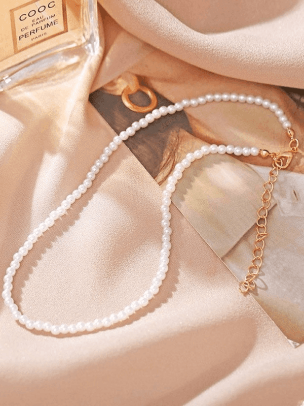 Collier En Perles Et Parfum Coco Chanel, Symbole Délégance Française Et De Luxe.