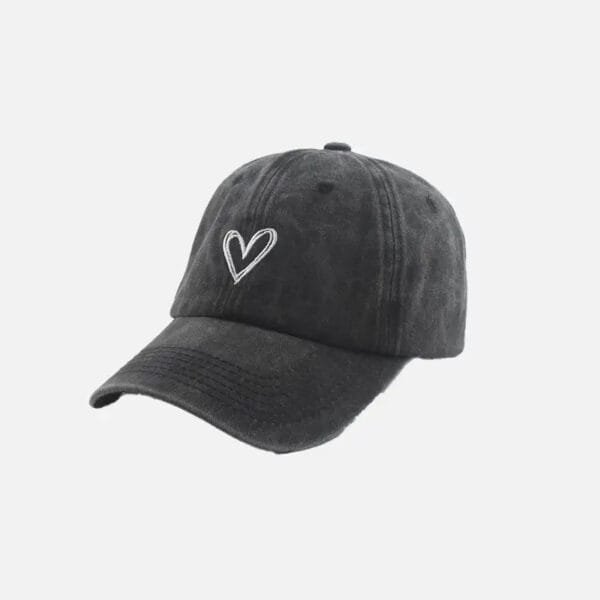 Casquette Noire Avec Cœur Brodé, Parfait Pour Un Look Décontracté Et Tendance.