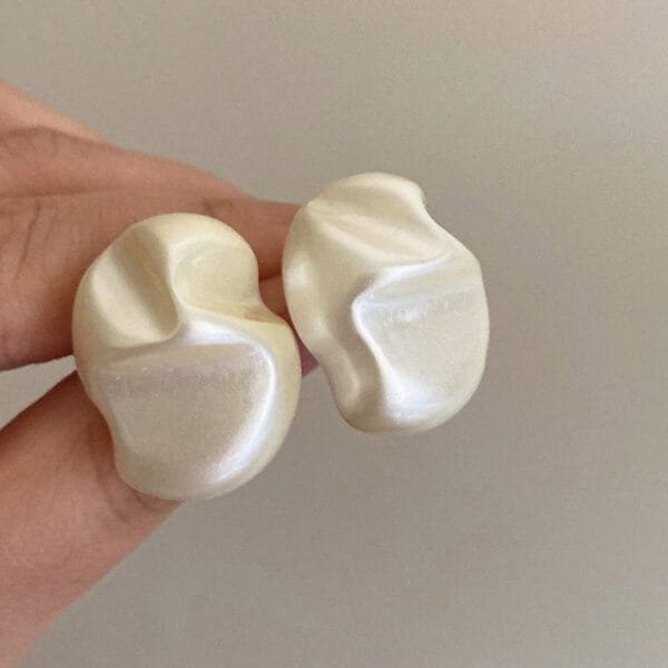 Boucles Doreilles Lustrées Inspirées Par La Nature, Au Design Artistique Et Contemporain.