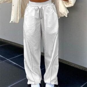 Tenue Moderne Avec Pantalons Amples, Crop Top Et Sneakers Blanches, Style Décontracté.