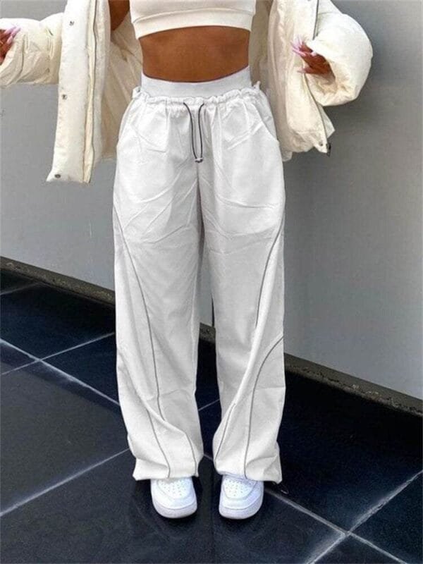 Tenue Moderne Avec Pantalons Amples, Crop Top Et Sneakers Blanches, Style Décontracté.