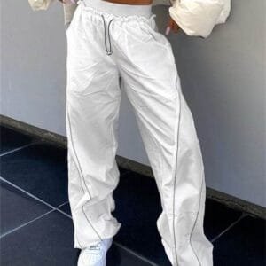 Ensemble Sportif Chic : Pantalon Ample Blanc Et Top Court Tendance, Parfait Pour Les Sorties Urbaines.