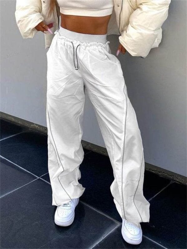 Ensemble Sportif Chic : Pantalon Ample Blanc Et Top Court Tendance, Parfait Pour Les Sorties Urbaines.