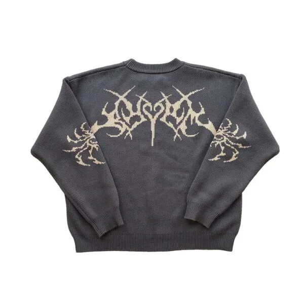 Sweater Gris Oversize Avec Un Audacieux Design Graphique Au Dos, Style Alternatif.