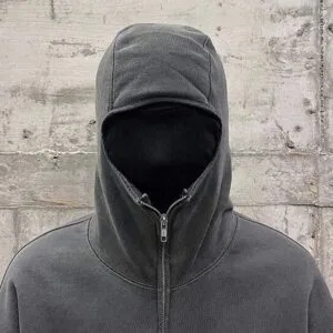 Silhouette Mystérieuse En Hoodie Sur Fond Urbain, Évoquant Une Identité Anonyme Et Moderne.