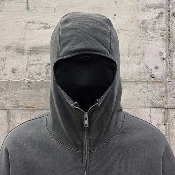 Silhouette Mystérieuse En Hoodie Sur Fond Urbain, Évoquant Une Identité Anonyme Et Moderne.