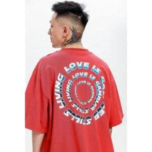 T-Shirt Rouge Oversize Avec Message Lamour Est Simple En Graphisme Moderne Et Audacieux.