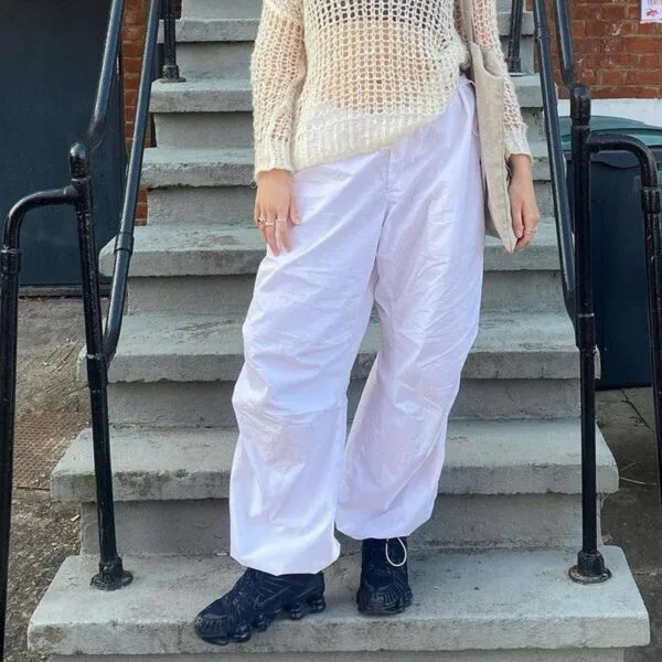 Style Décontracté : Pull Oversize Et Pantalon Large Dans Un Décor Urbain Moderne.