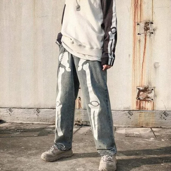 Style Urbain : Sweat Oversize Gris Et Jeans Squelettiques Audacieux Pour Un Look Unique.