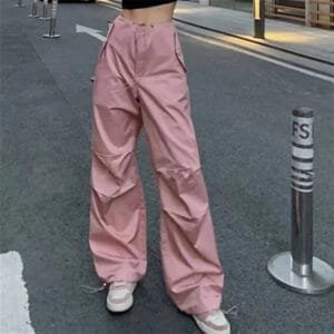 Pantalon rose tendance Y2K : style urbain chic et décontracté.