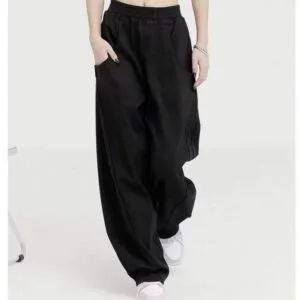 Pantalons Noirs Relax Fit Et Sneakers Blancs Pour Un Style Décontracté Et Tendance.
