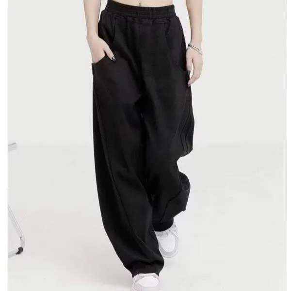 Pantalons Noirs Relax Fit Et Sneakers Blancs Pour Un Style Décontracté Et Tendance.