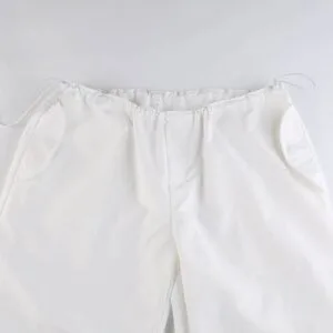 Pantalon Blanc Minimaliste Avec Poches, Idéal Pour Un Style Décontracté Et Élégant.