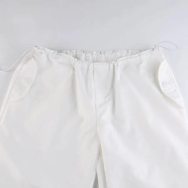 Pantalon Blanc Minimaliste Avec Poches, Idéal Pour Un Style Décontracté Et Élégant.