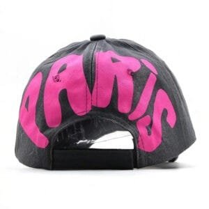 Casquette Grise Avec Inscription Paris Rose, Un Accessoire Tendance Et Urbain.