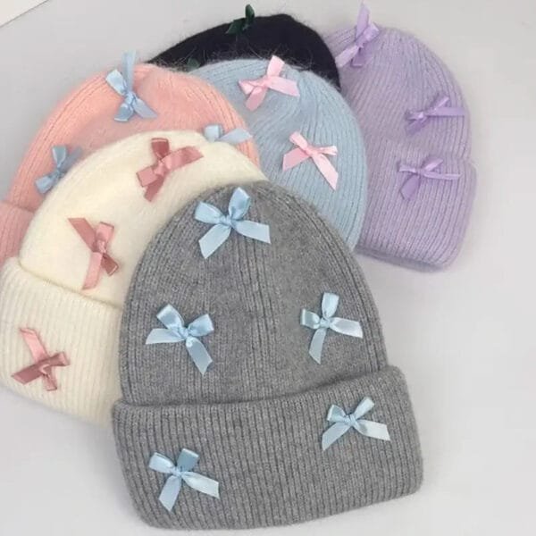 Bonnet Tricot Pastel Chic Avec Nœuds Satinés Pour Un Look Hivernal Tendance.