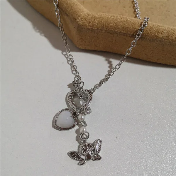 Collier En Argent Avec Cœur, Perle Et Papillon, Alliant Élégance Et Charme Romantique.