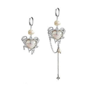 Boucles doreilles élégantes en cœurs et perles, un mélange romantique de modernité et de classicisme.