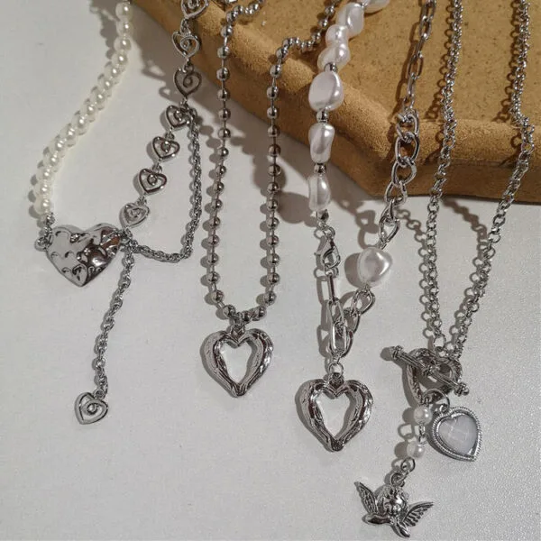 Collection De Colliers En Perles Et Cœurs À La Fois Élégante Et Charmante.