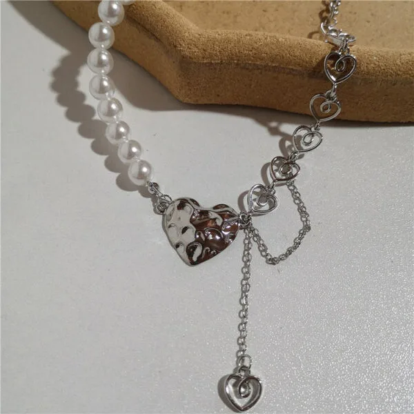 Collier Élégant En Perles Blanches Avec Pendentif Cœur En Argent, Parfait Pour Toutes Occasions.