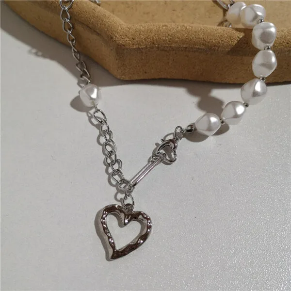 Collier Élégant En Perles Et Pendentif Cœur En Métal Argenté, Alliant Charme Et Modernité.