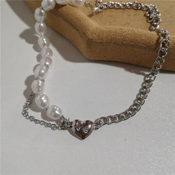 Collier Élégant En Perles Avec Pendentif Cœur En Argent, Pour Un Style Chic Et Romantique.