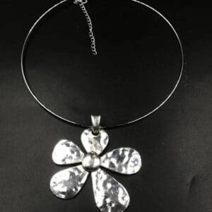 Collier En Argent Moderne Avec Pendentif Floral Unique Et Texturé, Parfait Pour Toutes Occasions.