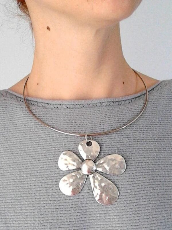 Collier Chic En Argent Avec Pendentif Fleuri, Parfait Pour Un Look Moderne Et Décontracté.