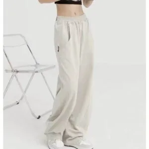 Mode Décontractée : Pantalon Beige Ample Et Top Cropped Élégant Pour Un Look Moderne.