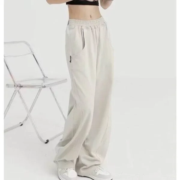 Mode Décontractée : Pantalon Beige Ample Et Top Cropped Élégant Pour Un Look Moderne.