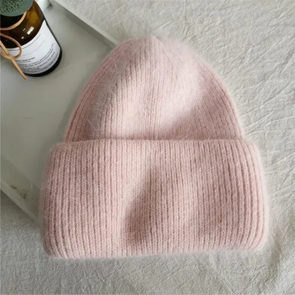 Bonnet Tricoté Rose Doux, Confortable Et Élégant, Idéal Pour L’hiver Et Les Tenues Décontractées.