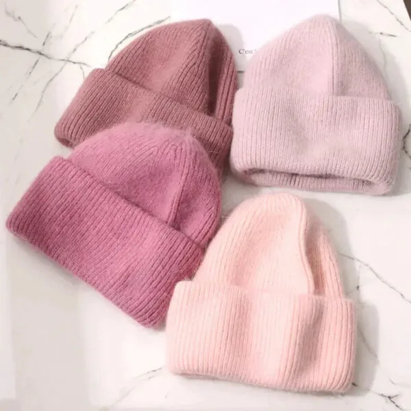 Bonnets Rose En Tricot Tendance Pour Un Hiver Chaud Et Stylé.