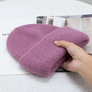 Bonnet Rose Tricoté, Parfait Pour Un Look Décontracté Et Une Lecture Confortable.
