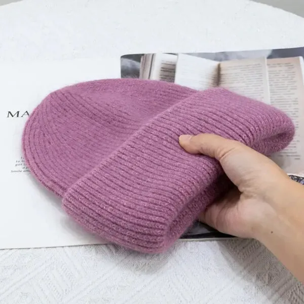 Bonnet Rose Tricoté, Parfait Pour Un Look Décontracté Et Une Lecture Confortable.