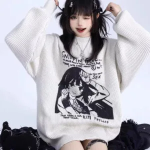 Femme jeune en pull oversize ludique et tendance, exprimant confort et style moderne.