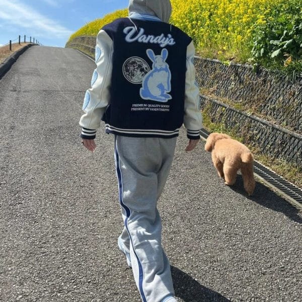 Promenade Joyeuse Au Soleil Avec Un Chien Et Un Style Sportif Décontracté.