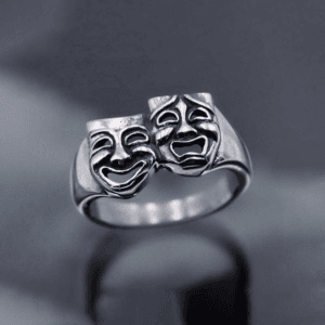 Bague argentée comédie et tragédie, symbole du théâtre et de lart dramatique.