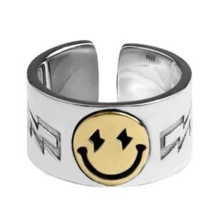 Bague argentée moderne avec un smiley jaune, parfaite pour un look audacieux et énergique.