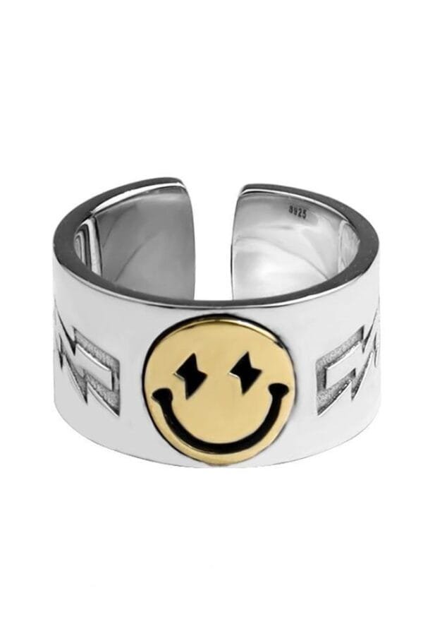 Bague Argentée Moderne Avec Un Smiley Jaune, Parfaite Pour Un Look Audacieux Et Énergique.