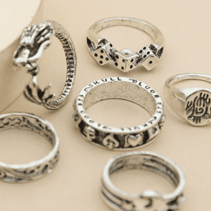 Bijoux En Argent : Collection De Bagues Élégantes Avec Motifs Dragon, Dés Et Symboles.