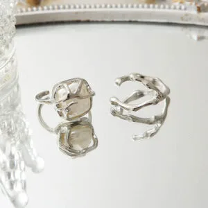 Bagues En Argent Au Design Élégant, Reflet Luxueux, Minimalisme Et Artisanat Raffiné.