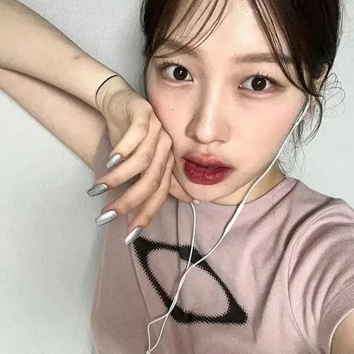 Femme Jeune Et Stylée En T-Shirt Rose, Affichant Un Look Décontracté Et Tendance.