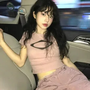 Femme Élégante En Voiture, Style Décontracté, Top Rose, Atmosphère Intime Et Moderne.